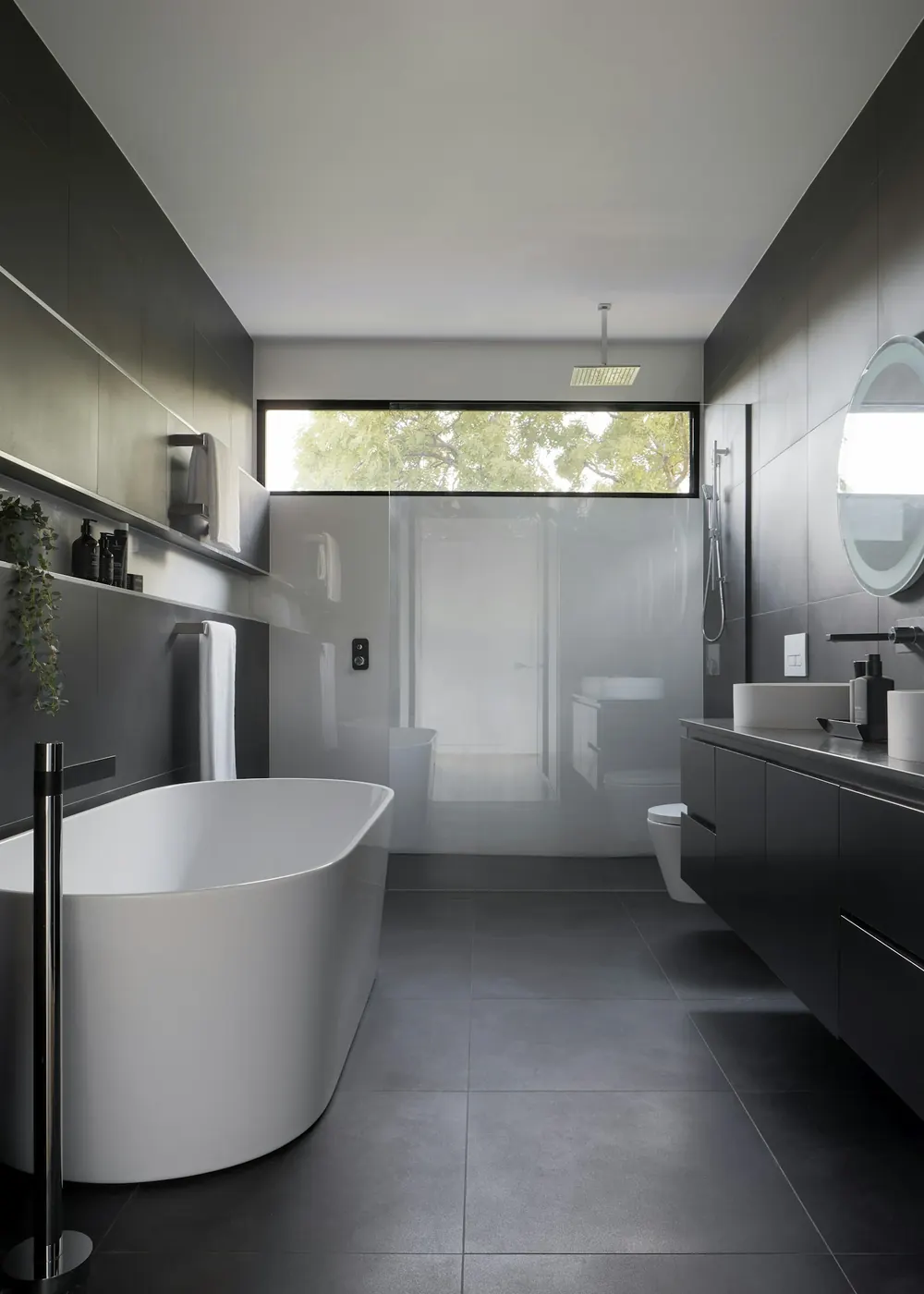 Baño en gris antracita con bañera exenta