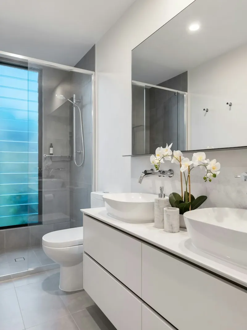 Baño con doble lavabo