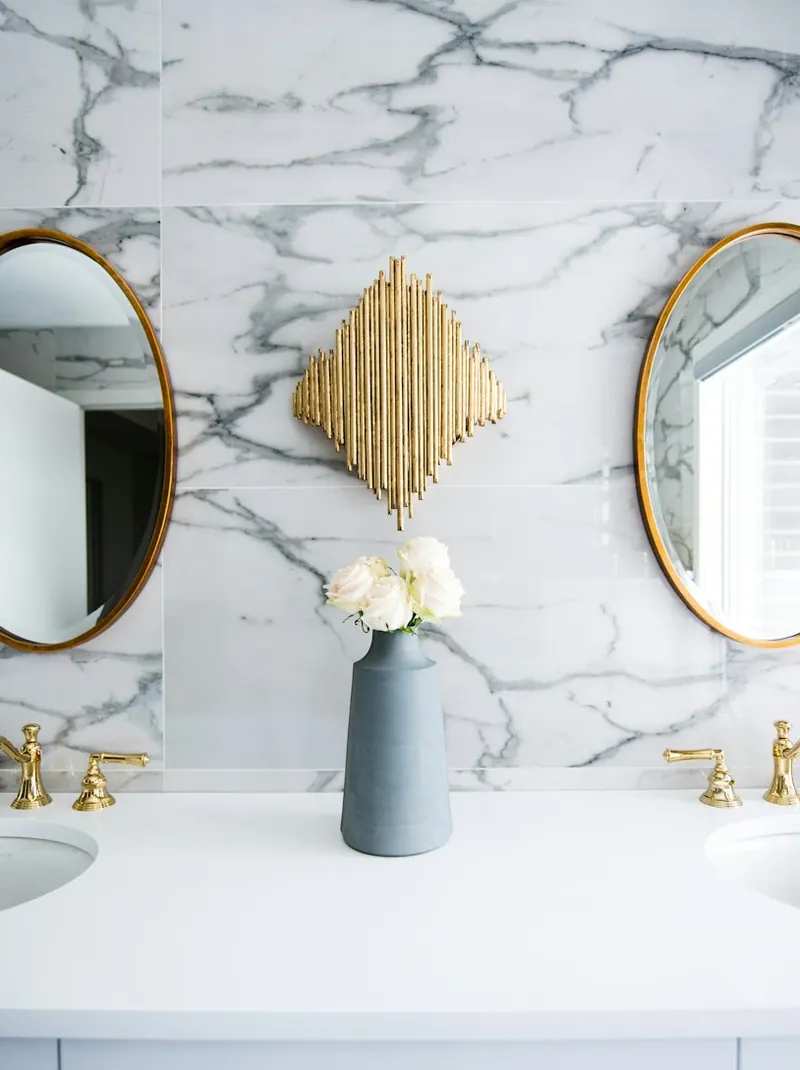 Baño de mármol con espejo ovalado
