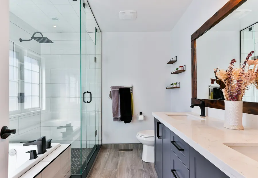 Baño con mampara de cristal y mueble de lavabo