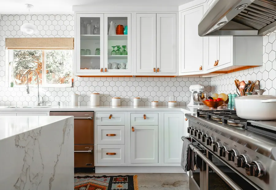 Cocina blanca con isla de mármol