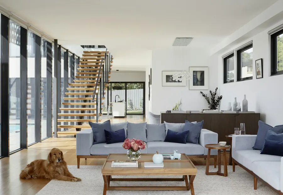 Vivienda abierta reformada con salón y escalera